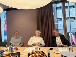 Die drei Sprecher der Pressekonferenz sitzen am Tisch.