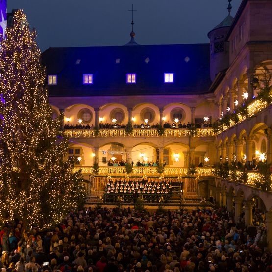 Der Innenhof des Alten Schlosses, festlich beleuchtet mit einem Weihnachtsbaum