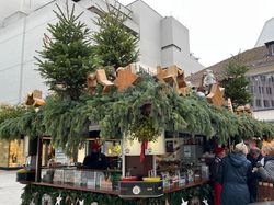 Das Sieger-Dach des schönsten Weihnachtsmarkstandes 2025: das Dach der Familie Kopp mit zahlreichen Naturmaterialien: Tannenzweige, Tannenbäume, Holzsterne und -pilze und Tiere.