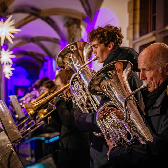 Blechbläser von der Seite beim Spielen.