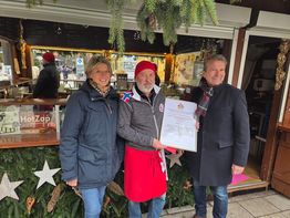 Herr Kopp nimmt die Urkunde von Andreas Kroll, Geschäftsführer der in.Stuttgart Veranstaltungsgesellschaft und Julia Wilhelm, Projektleitung des Weihnachtsmarktes entgegen