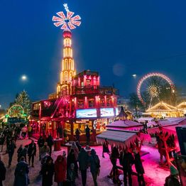 Eine beleuchtete Weihnachtspyramide auf dem Schlossplatz