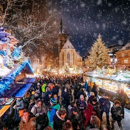 Menschen strömen über den Weihnachtsmarkt am Schillerplatz