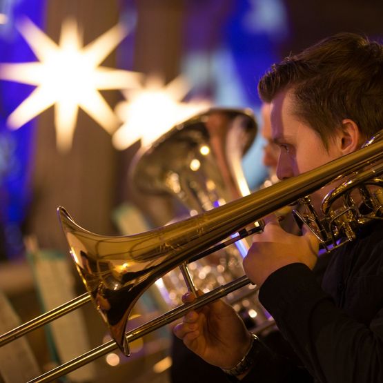 Stimmungsvolles Ambiente im Innenhof des Alten Schlosses bei der Eröffnung des Weihnachtsmarktes