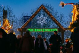 Weihnachtsmarkttor beleuchtet am Eingang zum Schillerplatz