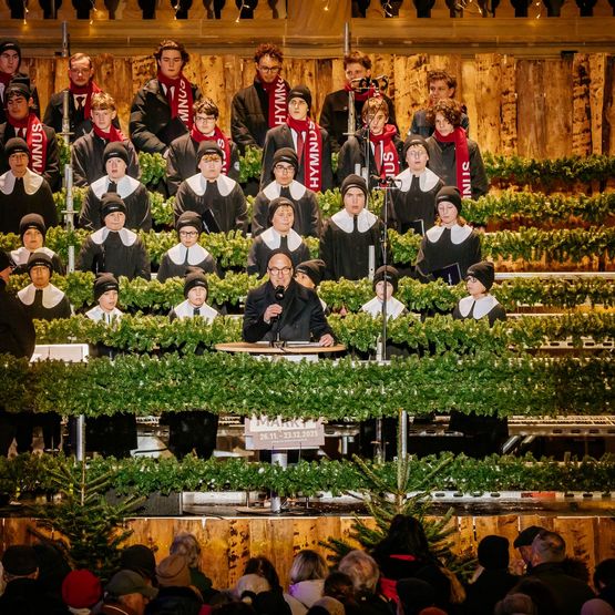 SWR-Moderator auf Bühne, dahinter Hymnus-Chor